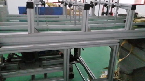 铝箔餐盒生产厂家的精密机械生产线实拍